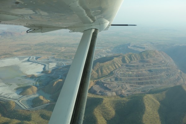 © Barbara Blunschi reisen-lifestyle.ch Anflug über den Lake Argyle zum Flughafen von Knunurra. Bahamas Martini