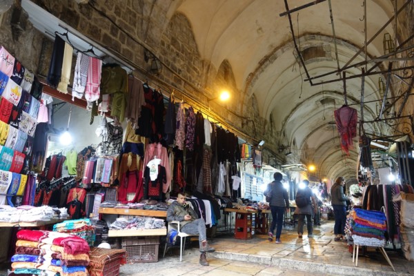 © Barbara Blunschi www.reisen-lifestyle.ch Allerlei Krimskrams gibt es im Suk im arabischen Viertel der Altstadt zu kaufen.
