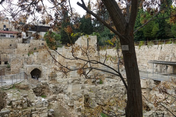 © Barbara Blunschi www.reisen-lifestyle.ch Die Ausgrabungsstelle mit dem Teich Bethesda befindet sich neben der St.-Anna-Kirche.