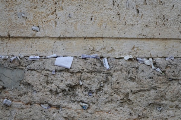 © Barbara Blunschi www.reisen-lifestyle.ch In den Ritzen der Klagemauer stecken kleine Zettel der Gläubigen.