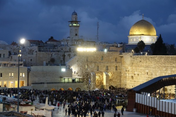 © Barbara Blunschi www.reisen-lifestyle.ch Selbst in der Dunkelheit sind die Klagemauer und der Felsendom einfach faszinierend.