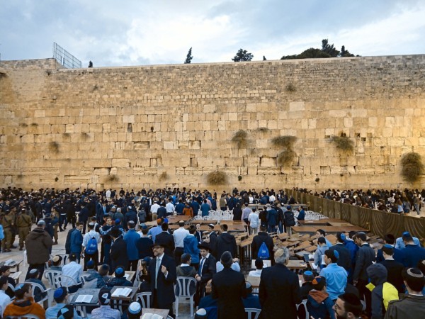 © Barbara Blunschi reisen-lifestyle.ch Kurz vor Sonnenuntergang versammeln sich die Gläubigen an der Klagemauer.