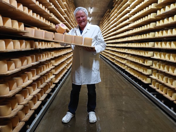 © Barbara Blunschi – In der Käserei Spielhofer wird der berühmte Tête de Moine Halbhartkäse hergestellt.