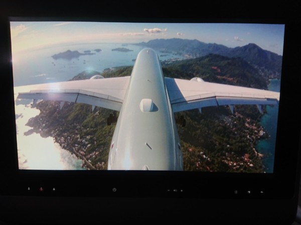 © Barbara Blunschi reisen-lifestyle.ch – Am Bildschirm lässt sich der Landenanflug der Qatar Airways Maschine auf Mahé beobachten.