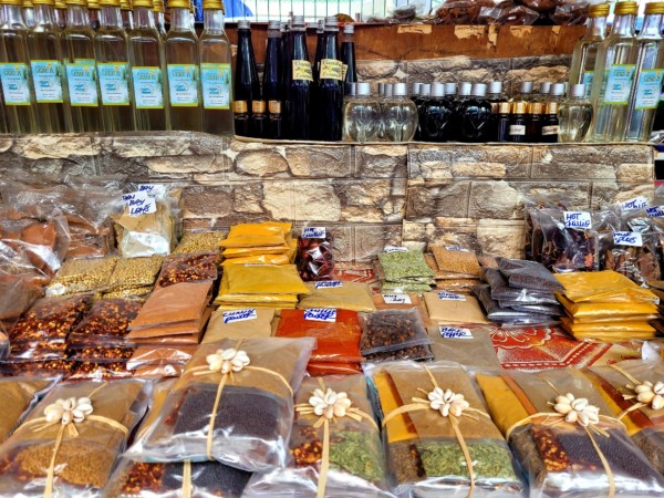 © Barbara Blunschi reisen-lifestyle.ch – Auf dem Markt von Victoria auf der Insel Mahé wird eine grosse Auswahl an exotischen Gewürzen verkauft.