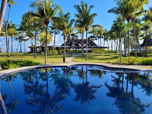 © Barbara Blunschi reisen-lifestyle.ch – Aussicht vom Pool des Paradise Sun Hotels über die weitläufige Gartenanlage bis zum Restaurant am Strand.