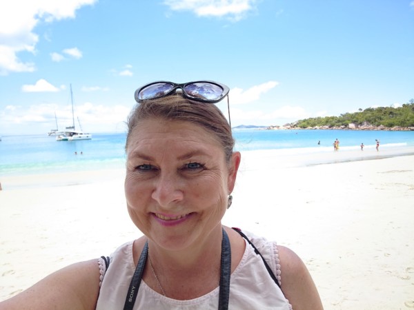 © Barbara Blunschi reisen-lifestyle.ch – Barbara Blunschi am Strand Anse Lazio auf der Insel Praslin.