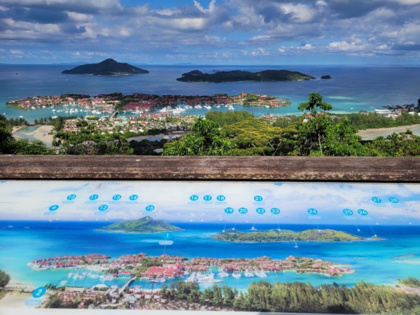 © Barbara Blunschi reisen-lifestyle.ch – Der Aussichtspunkt oberhalb von Victoria bietet einen tollen Blick über die Hauptstadt und den Nationalpark Ste Anne Marine.