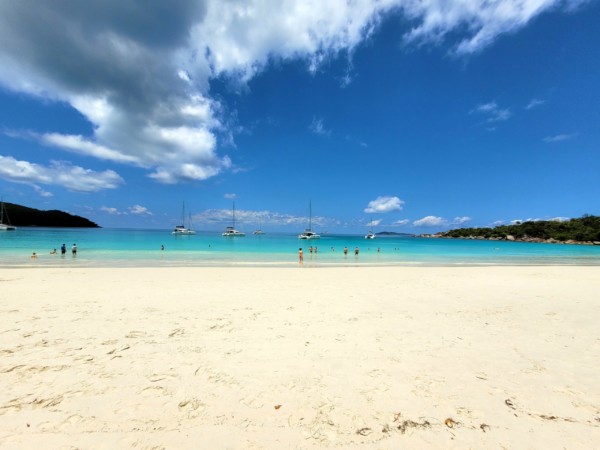 © Barbara Blunschi reisen-lifestyle.ch – Der Strand Anse Lazio auf Praslin lockt mit puderzuckerfeinem Sand.