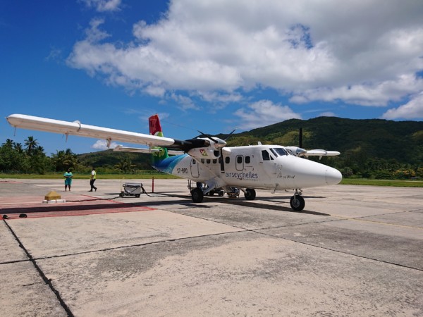 © Barbara Blunschi reisen-lifestyle.ch – Die Propellermaschine von Air Seychelles landet auf Praslin.