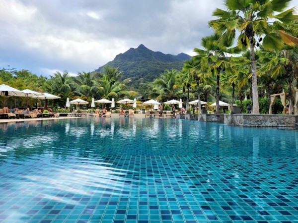© Barbara Blunschi reisen-lifestyle.ch – Entspannung am riesigen Pool des Luxushotels Story Seychelles.
