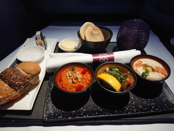© Barbara Blunschi reisen-lifestyle.ch – Orientalische Köstlichkeiten an Bord von Qatar Airways zwischen Doha und Mahé.