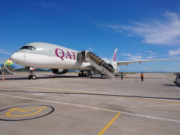 © Barbara Blunschi reisen-lifestyle.ch – Qatar Airways nach der Landung auf dem Internationalen Flughafen der Seychellen.