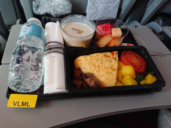 © Barbara Blunschi reisen-lifestyle.ch – Vegetarisches Frühstück auf dem Flug von Doha nach Zürich an Bord Qatar Airways.