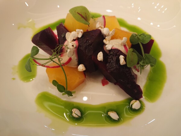 © Barbara Blunschi reisen-lifestyle.ch Nicht nur ein Augenschmaus ist die Vorspeise aus gebacken Randen im The Restaurant.