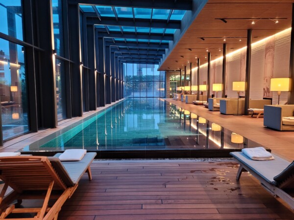 © Barbara Blunschi reisen-lifestyle.ch Unter einem riesigen Glasdach befindet sich das 35 Meter lange Sportbecken.