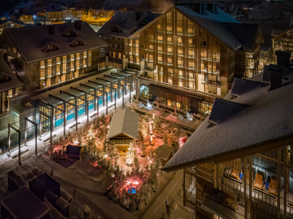© The Chedi Andermatt -Das zauberhafte Winter Village im Aussenbereich des 5-Sterne-Deluxe-Hotels.