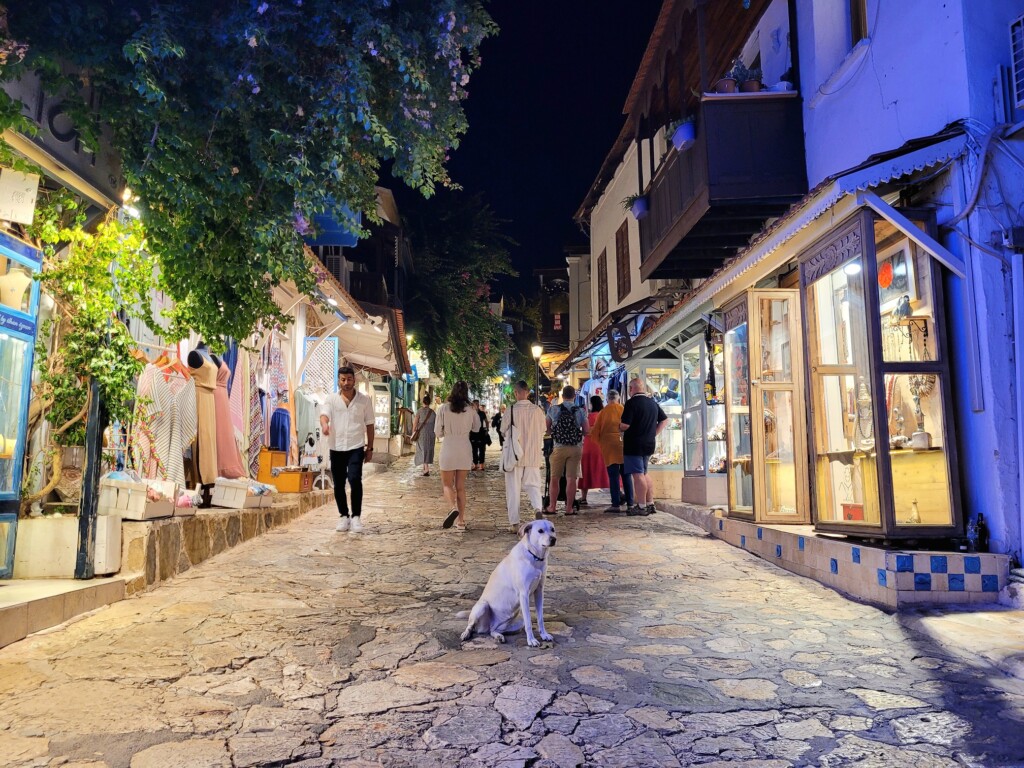 © Barbara Blunschi – reisen-lifestyle.ch Abendlicher Bummel durch die attraktive Altstadt von Kaş.