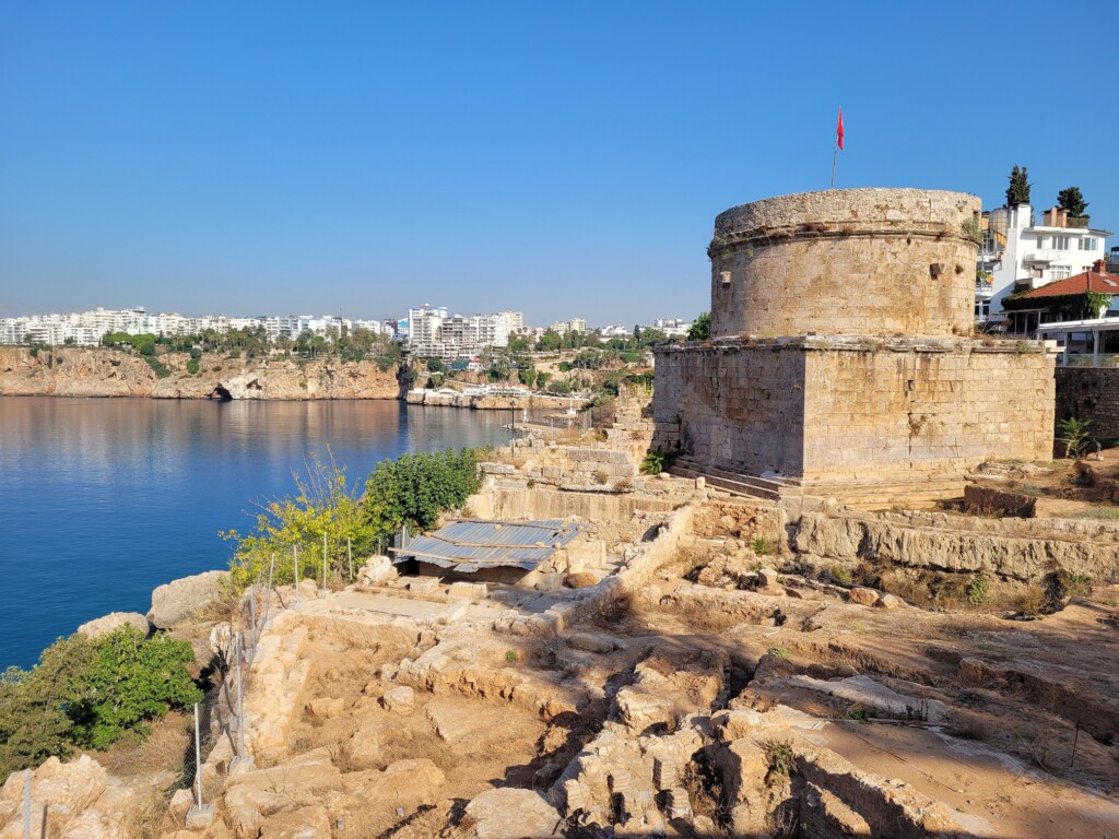 © Barbara Blunschi – reisen-lifestyle.ch Der Hıdırlık-Turm ist Teil des Karaalioğlu-Parks in der Altstadt von Antalya. Bahamas Martini