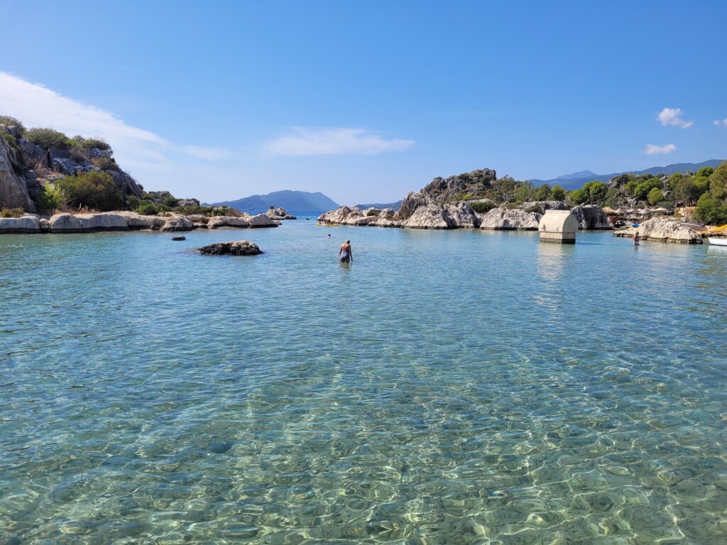 © Barbara Blunschi – reisen-lifestyle.ch In der idyllischen Bucht vor Simena ragt ein Sarkophag aus dem Wasser.