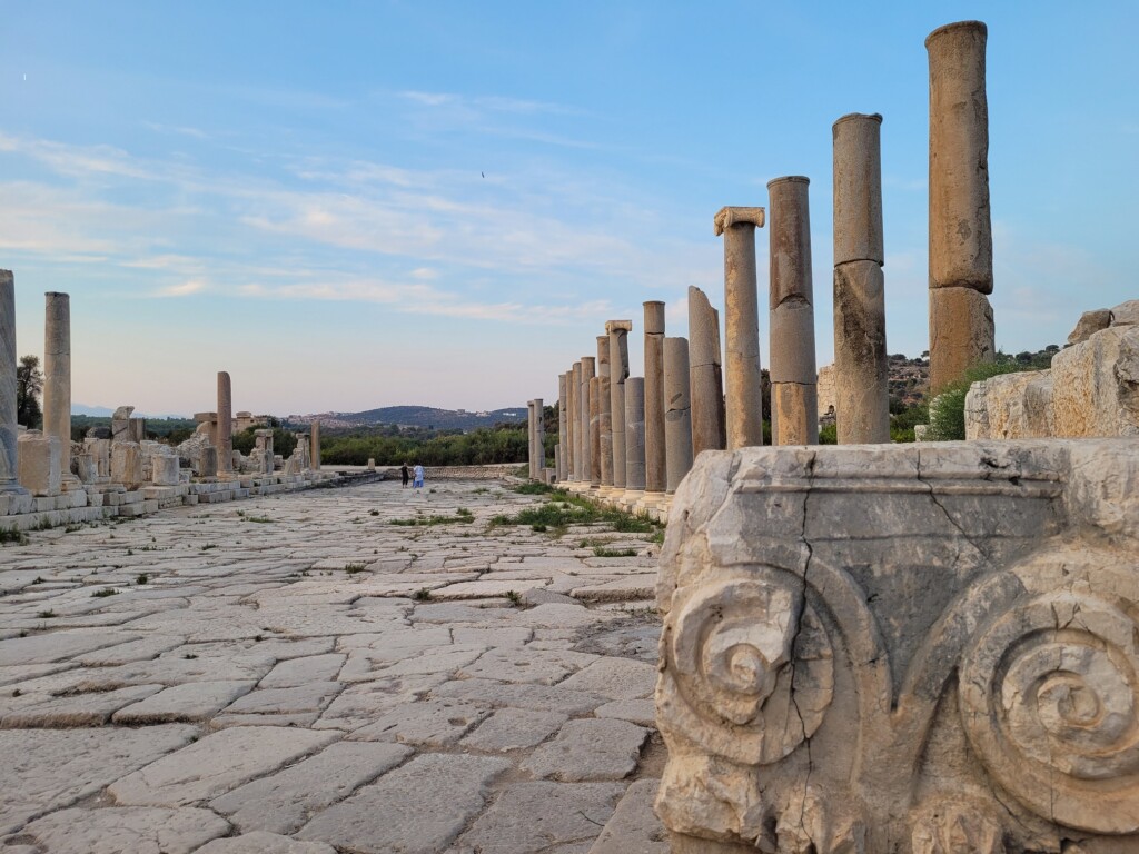 © Barbara Blunschi – reisen-lifestyle.ch Kollonadenstrasse in der Ruinenstadt Patara, wo sich eins einer der wichtigsten Haupthäfen Lykiens befand.