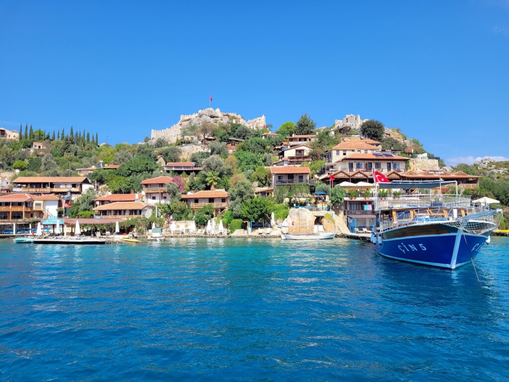 © Barbara Blunschi – reisen-lifestyle.ch Simena ist nur per Boot erreichbar und liegt vor Kekova.