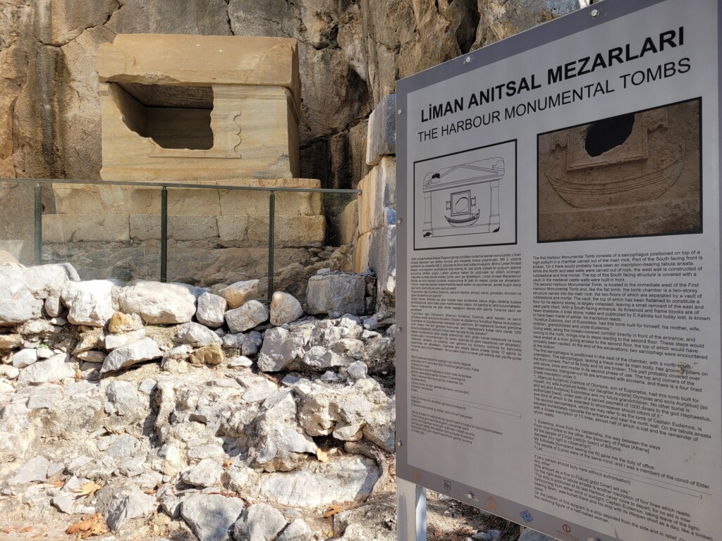 © Barbara Blunschi – reisen-lifestyle.ch Steinsarkophage auf dem Weg zum Strand in der Ruinenstadt Olympos