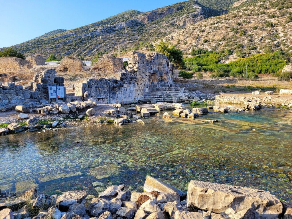 © Barbara Blunschi – reisen-lifestyle.ch -Teile der Ruinen der antiken Stadt Limyra sind vom Limyros Bach geflutet.