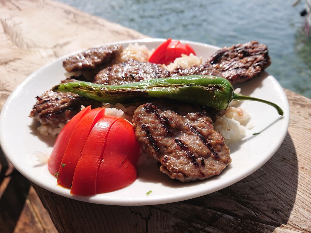 © Barbara Blunschi – reisen-lifestyle.ch Unkompliziert und köstlich Köfte mit frischen Tomaten.