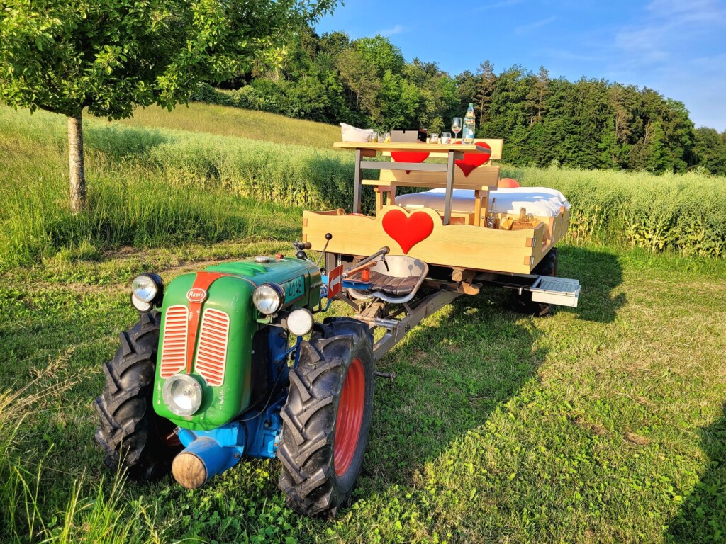 © Barbara Blunschi www.reisen-lifestyle.ch Der Einachser mit dem Himmelbett und Tisch steht mitten in der Apfelplantage.