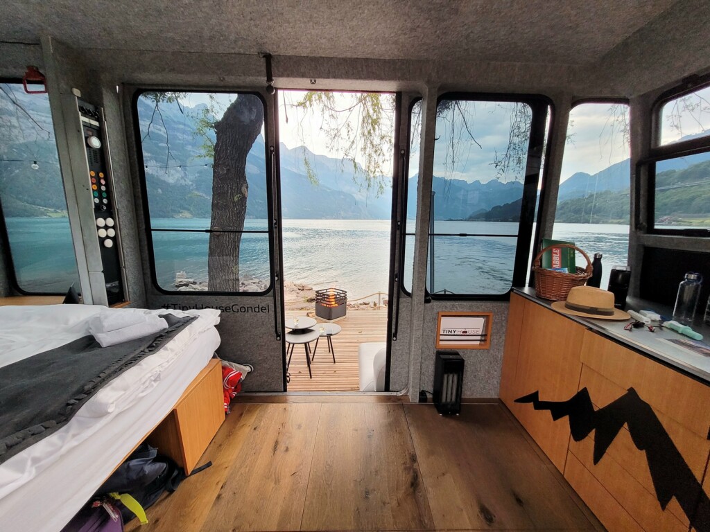 © Barbara Blunschi www.reisen-lifestyle.ch In der Tiny House Gondel gibt es nicht nur ein Bett, sondern auch eine Kochgelegenheit.