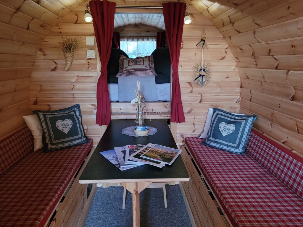 © Barbara Blunschi www.reisen-lifestyle.ch im geräumigen Wohnfass der Emmentaler Schaukäserei können vier Personen übernachten.