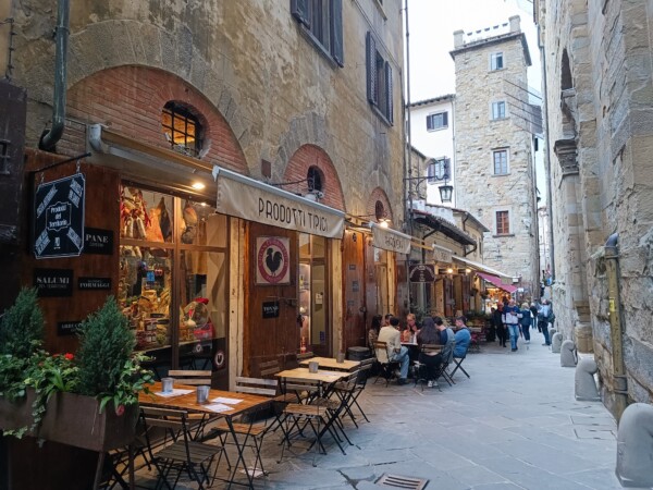 © Barbara Blunschi reisen-lifestyle.ch – Beim Buimmeln durch die Altstadt von Arezzo finden sich immer wieder kleine Restaurants und Cafés.