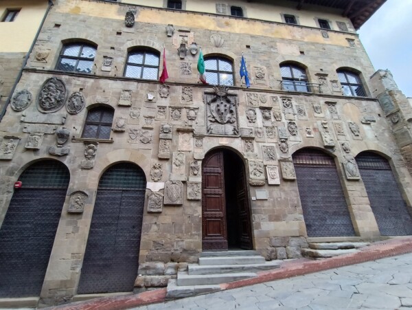 © Barbara Blunschi reisen-lifestyle.ch – Der Palazzo Pretorio mit den zahlreichen Wappen der Podestâ, Capitani und Komissare aus Florenz.