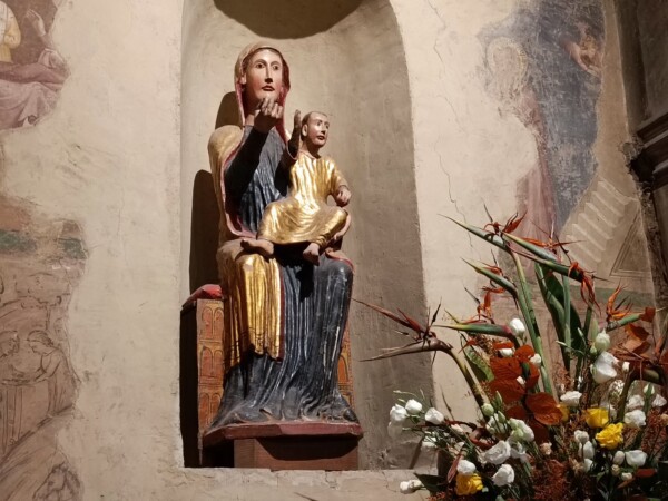 © Barbara Blunschi reisen-lifestyle.ch – Die wertvolle Holzskulptur Madonna con il Bambino im Dom von Arezzo.