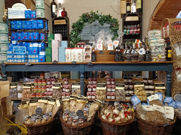 © Barbara Blunschi reisen-lifestyle.ch – In den Gassen der Altstadt von Arezzo kann man sich mit italiensichen Spezialitäten eindecken.