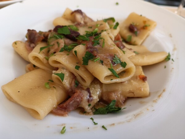 © Barbara Blunschi reisen-lifestyle.ch – Paccheri mit Steinpilzen, Zucchini-Blüten und Schweinebäckchen in der Osteria dei Mercanti.