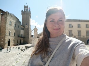 © Barbara Blunschi reisen-lifestyle.ch – Selfie vor dem Dom von Arezzo.