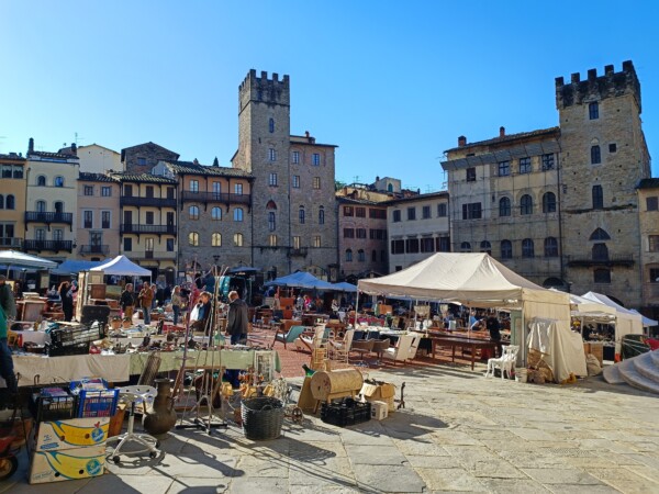 © Barbara Blunschi reisen-lifestyle.ch – die Antiquitätenmesse auf der Piazza Grand von Arezzo findet jedes erste Wochenende im Monat statt.