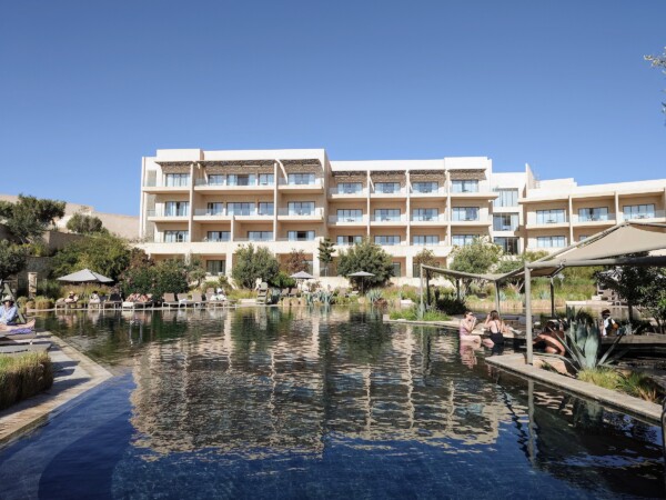 © Barbara Blunschi reisen-lifestyle.ch Am Adult Pool mit Blick auf einen Hoteltrakt des Fairmont Taghazout Bay.