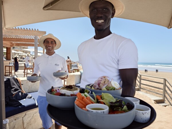 © Barbara Blunschi reisen-lifestyle.ch Das Team des Fairmont Beach Restaurants serviert köstliche Salatvariationen.