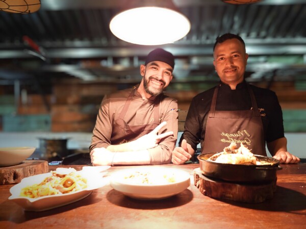© Barbara Blunschi reisen-lifestyle.ch Das aufgestellte Koch-Team im Rooftop Restaurant Favela in Taghazout.