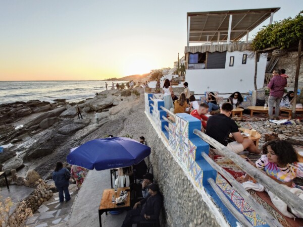 © Barbara Blunschi reisen-lifestyle.ch Einheimische und Touristen treffen sich zum Sonnenuntergang in Taghazout.
