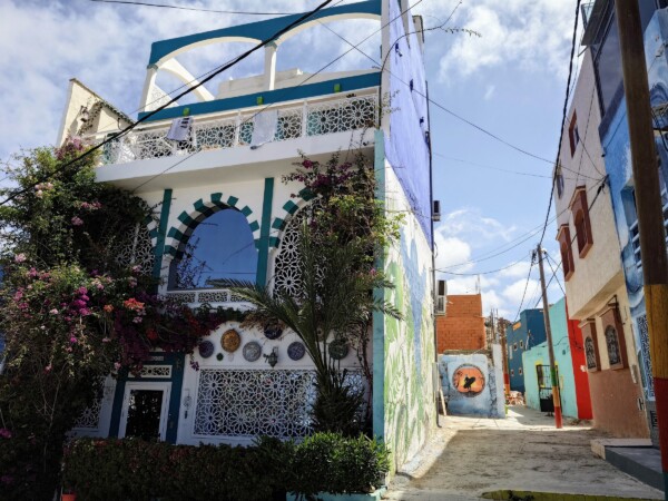 © Barbara Blunschi reisen-lifestyle.ch Farbenfroh sind die Häuser im Dorf Aghroud bemalt.