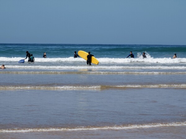 © Barbara Blunschi reisen-lifestyle.ch Surfer aus der ganzen Welt und Einheimische treffen sich in den Wellen von Taghazout.