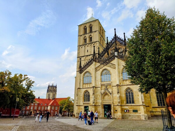 © Barbara Blunschi reisen-lifestyle.ch Auf dem Domplatz vor dem St.-Paulus-Dom findet der Wochenmarkt statt.