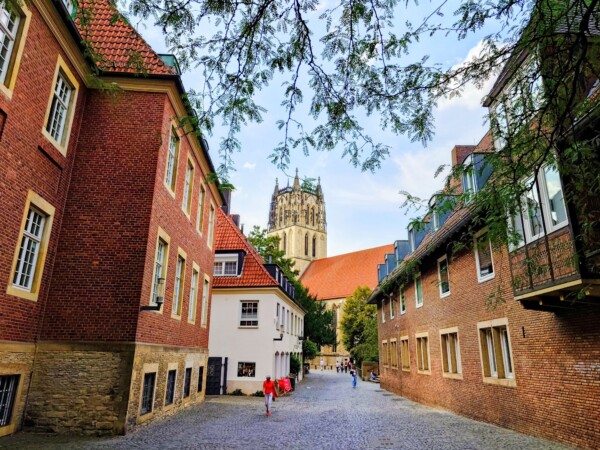© Barbara Blunschi reisen-lifestyle.ch Vom Domplatz Richtung Liebfrauen-Überwasser-Kirche.